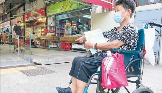 需以輪椅代步的黃太日前在禾輋街市購物，因地面不平令輪椅翻側受傷。