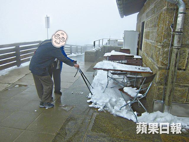 两老登上慕尼黑的鹰巢山，情不自禁用柺杖玩雪