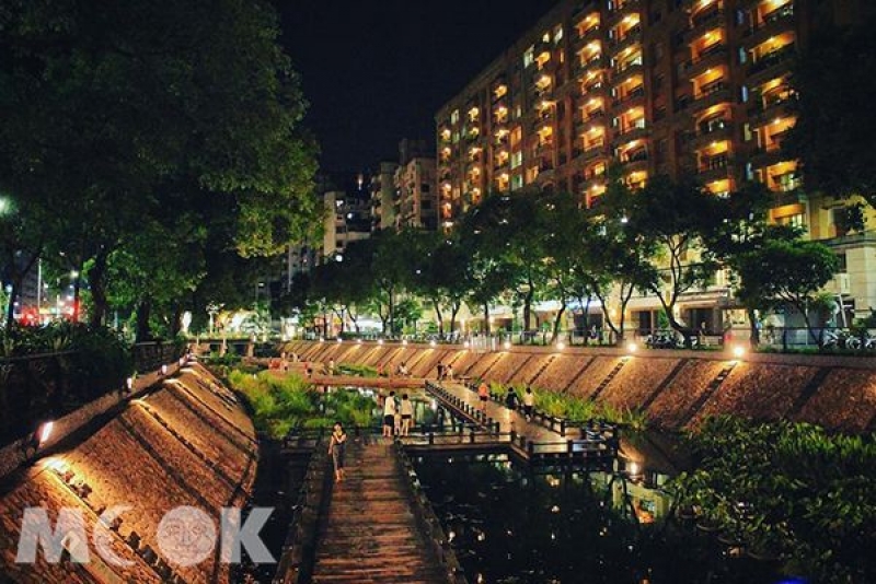 台中的柳川水岸成为近期的热门景点，将原本污染严重的恶臭水沟，摇身一变改造成台中的打卡新热点。除了柳川水岸外，位在新北新庄区也有一处宛如新北版柳川的唯美水岸，中港大排为北新庄主要排水路，规划绿之生、风之