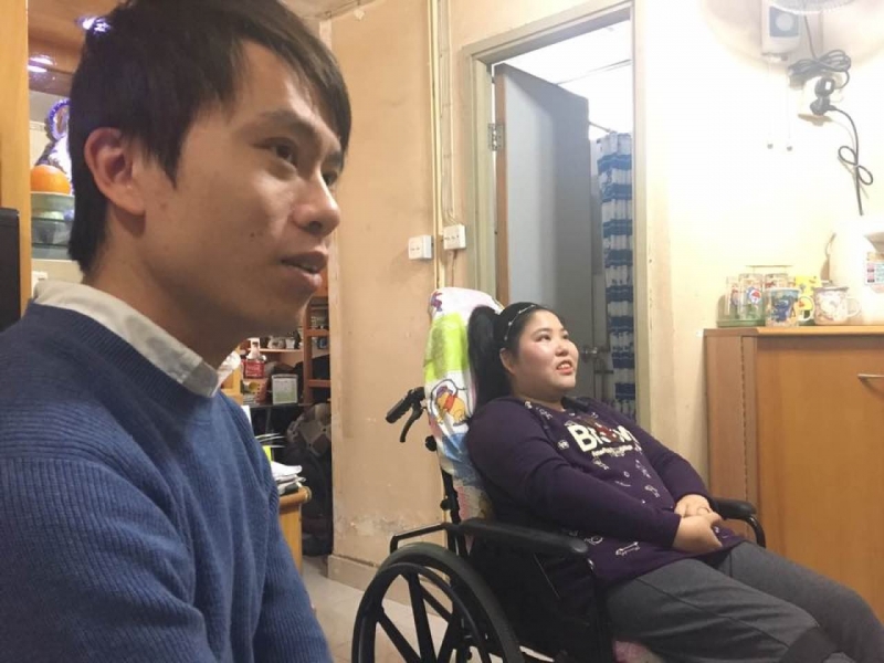 立法会议员邝俊宇(左)协助Happy跟进事件，认为政府虽不断强调共融社会，但事实上甚少无障碍设施，亦有不少人歧视伤健人士。