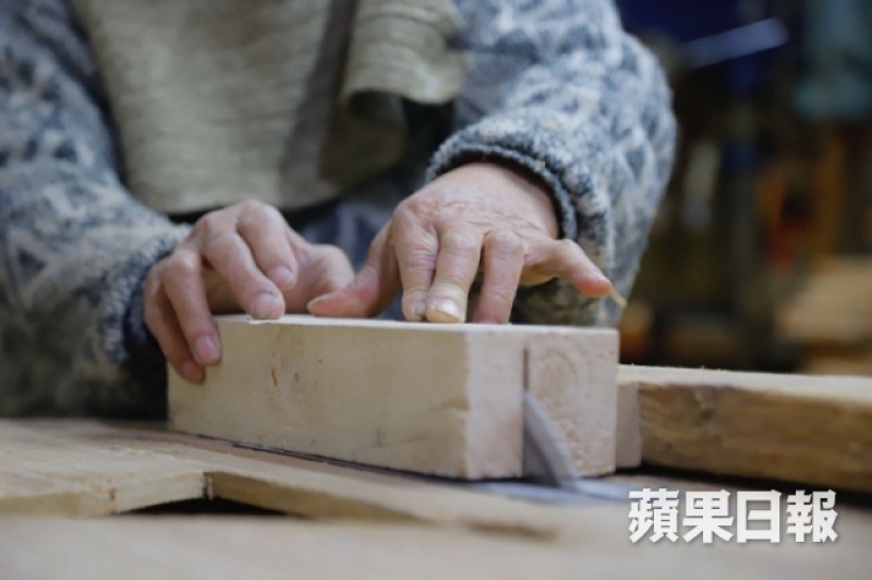 龍伯般會先鋸好木條，準備做凳腳的榫位