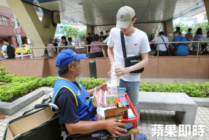 在府中站的余先生又遇到1位購買的客人