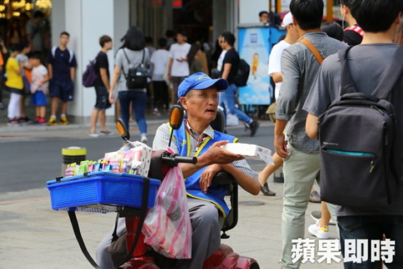 經過的路人多數都拒絕購買