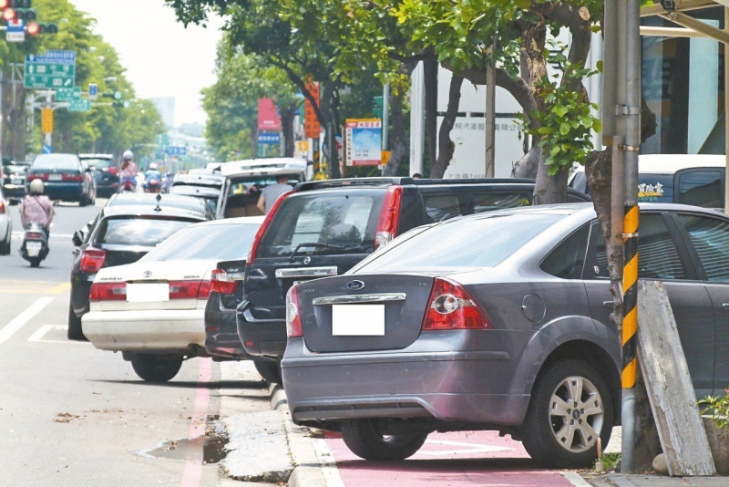 桃园市文中路往芦竹、中坜方向人行道成了停车场