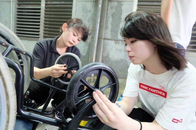 日本学生专注神情，让人感动。