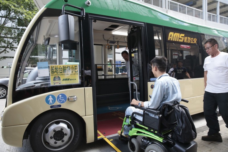 首架低地台小巴由进智公交营办，来往坚尼地城至玛丽医院的54M路线.