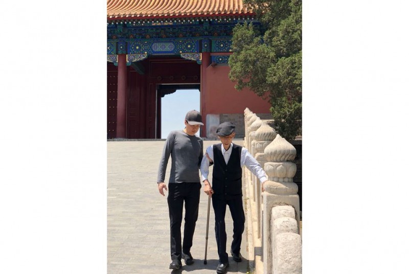 早前他就衝出香港和爸爸一齊去北京旅行，參觀故宮逛頤和園