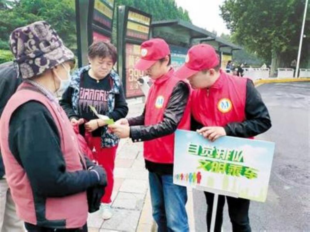 車長們下班後在站台提供志願服務