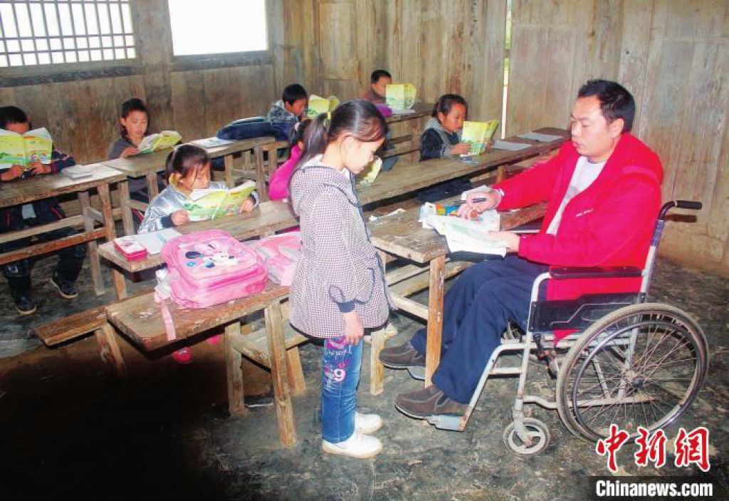 馀国安在乡村小学授课