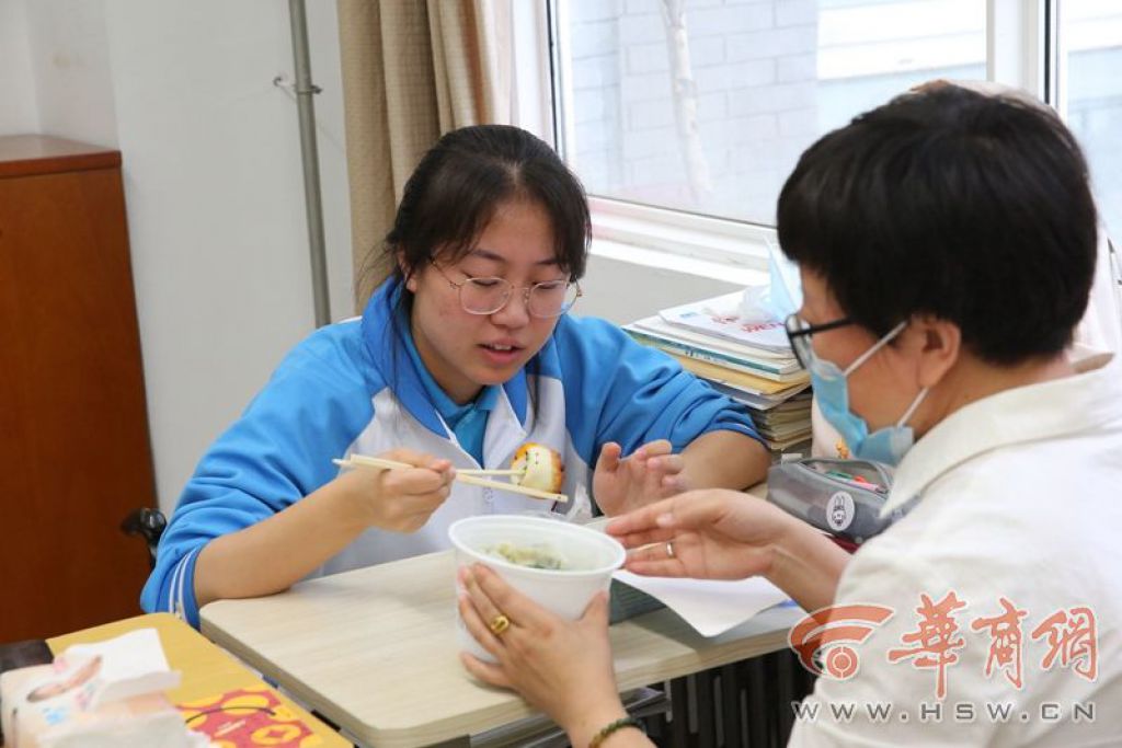 感恩有你們！西安高一女生坐輪椅求學同學們每天抬她上下樓