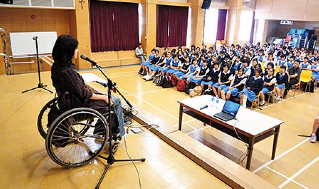 Rabi以自己的经历勉励一众学生，在逆境来袭的时候也不要放弃希望