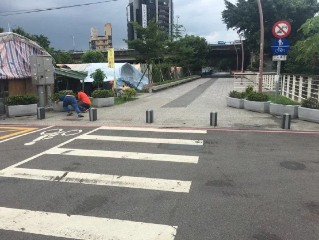 桃園市政府近年分階段替桃林鐵路打造景觀綠帶、自行車道、人行休閒步道，環境煥然一新，但出入口卻成為輪椅族的最大障礙，市議員黃婉如怒批，多個出入口都擺設車阻、花台，身障者難以通行。