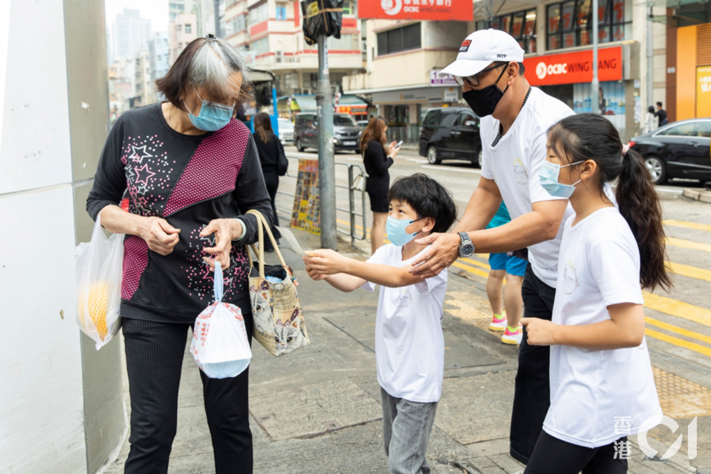 疫情影響生意蝕過百萬 九龍城泰菜館爸爸堅持帶兩女派飯劵給長者