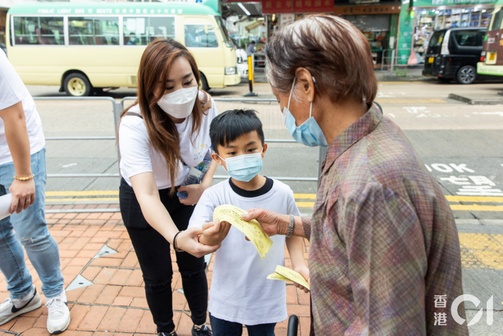 疫情影響生意蝕過百萬 九龍城泰菜館爸爸堅持帶兩女派飯劵給長者