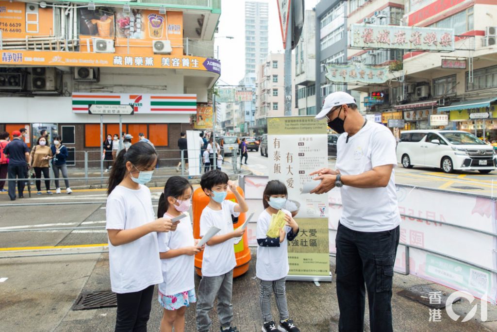 疫情影響生意蝕過百萬 九龍城泰菜館爸爸堅持帶兩女派飯劵給長者