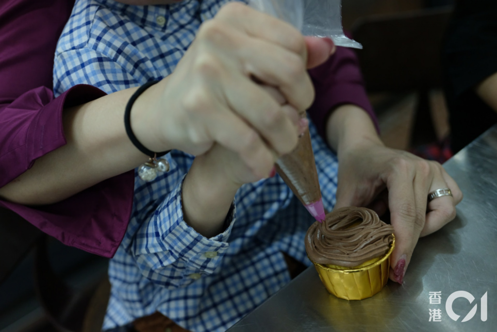 疫情影響生意蝕過百萬 九龍城泰菜館爸爸堅持帶兩女派飯劵給長者