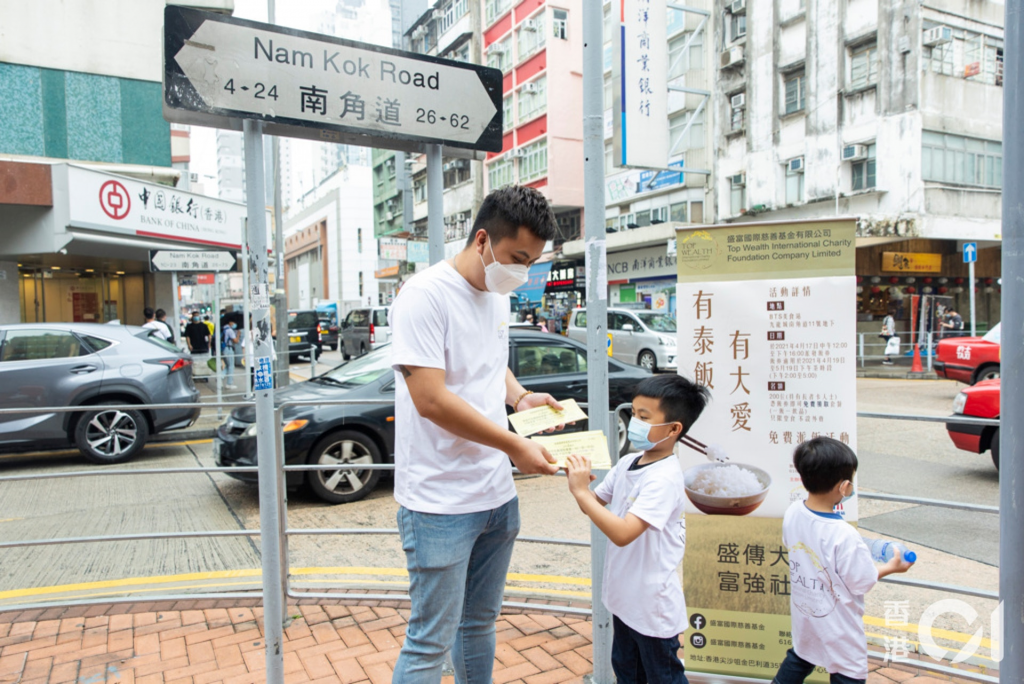 另一位爸爸Barry，攜同太太、7歲的大囝賢仔及4歲的軒仔，一同出席派飯劵活動，他表示看到兒子主動走到老人家面前，伸出雙手遞上飯劵，口中唸唸有詞，既驚喜又感動。