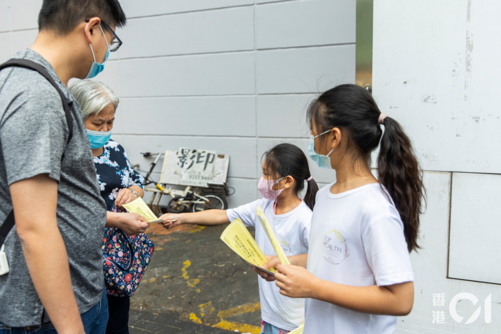 疫情影響生意蝕過百萬 九龍城泰菜館爸爸堅持帶兩女派飯劵給長者