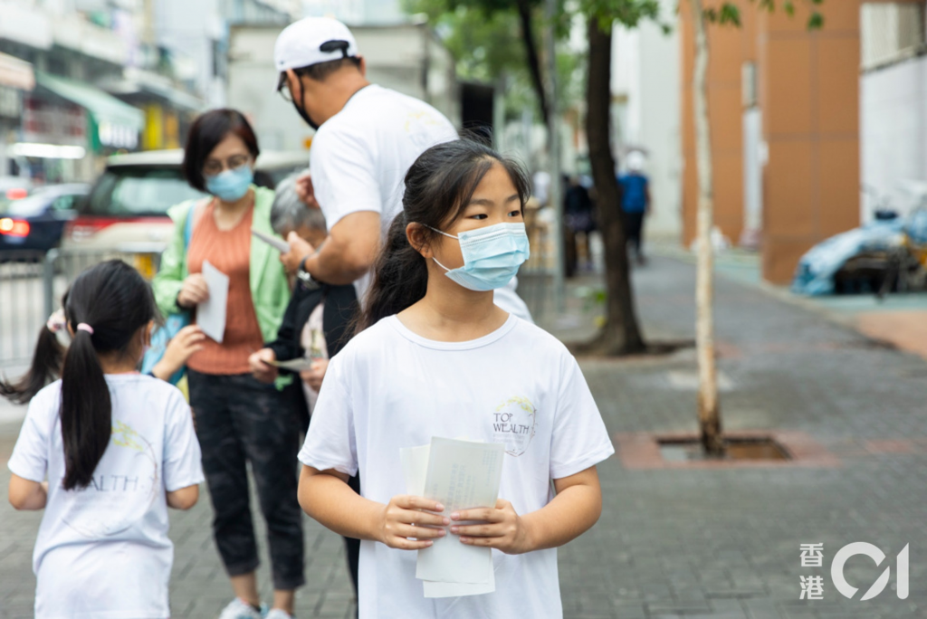 疫情影響生意蝕過百萬 九龍城泰菜館爸爸堅持帶兩女派飯劵給長者