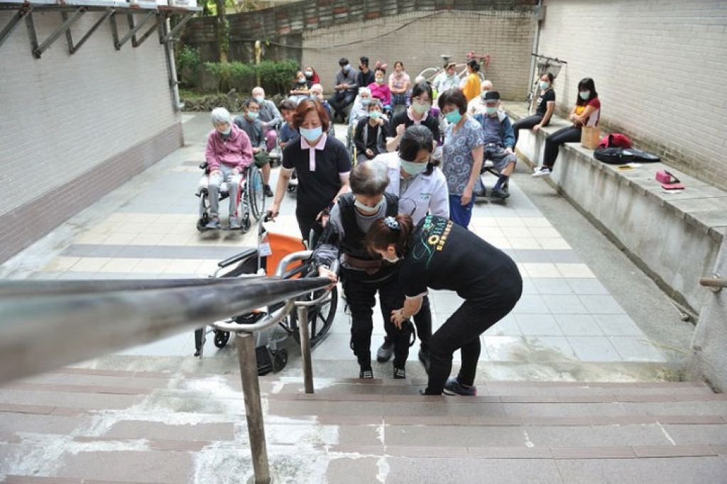 每週五上午是重建樂活之家的爬樓梯訓練日，常見一群輪椅族輪流爬樓梯。