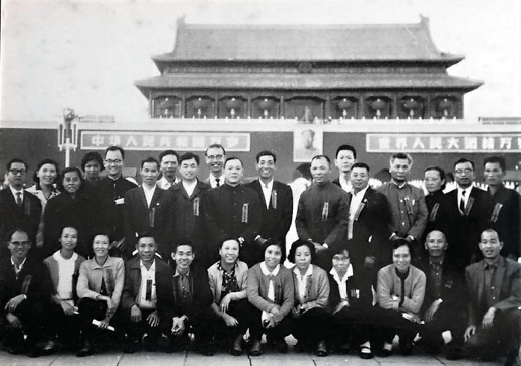 潘江偉（後排左八）在1965年參與港澳工會代表團在國慶節到訪內地。