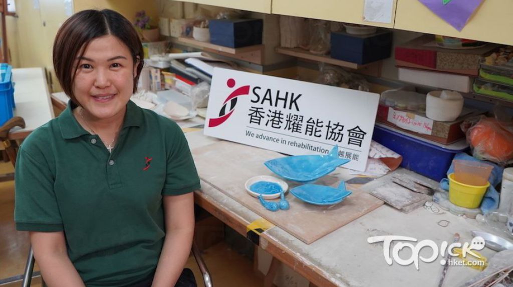 香港耀能協會安定工場的陶瓷導師郭婉玲姑娘表示每年導師更會在按各學員的能力，訂立個人工作項目和目標，在此前她也會先深入了解各位學員。