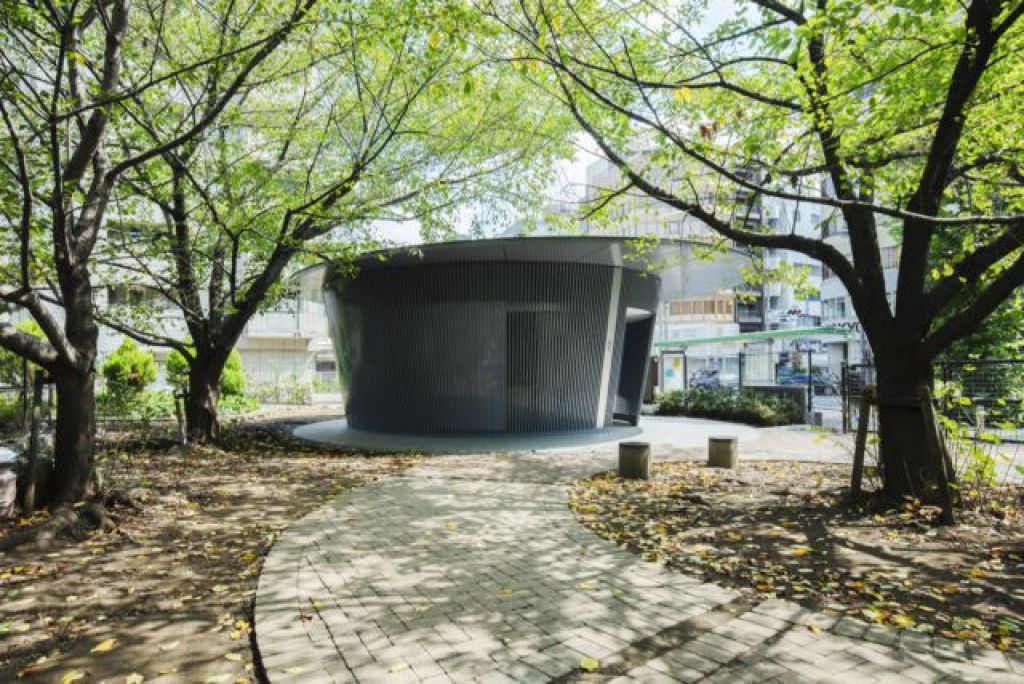 安藤忠雄「AMAYADORI」（神宮通公園）圖片來源：THE TOKYO TOILET