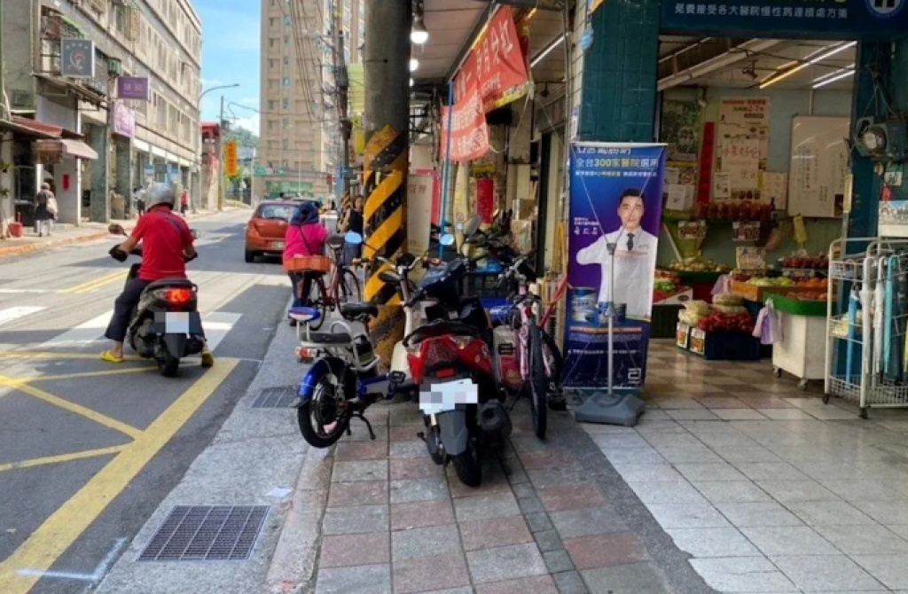 《圖說》台灣騎樓通道狹窄又常有機車違停，讓輪椅族難以通行，只能開上馬路與車爭道。